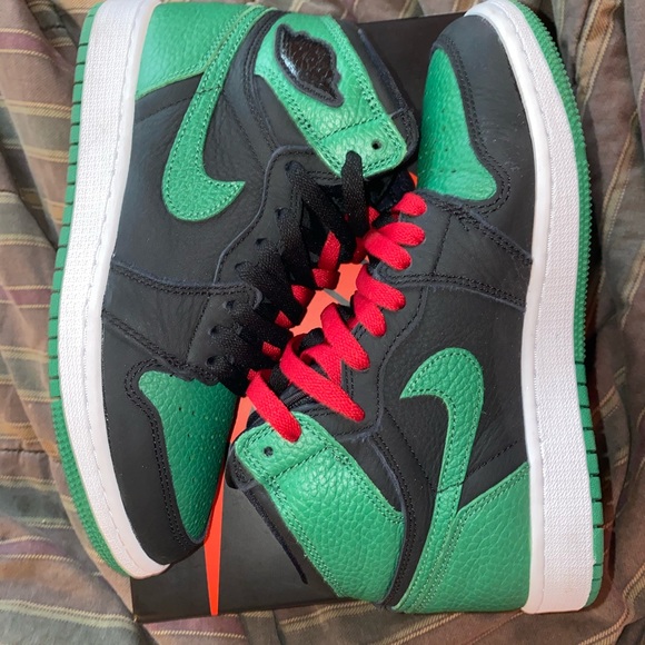 SOLD Retro Jordan 1s ‘ pine green’ - Picture 3 of 6